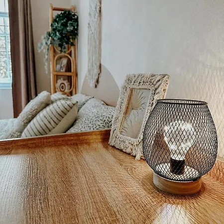 Quiet Boho Lair 10 Min To Centre * Prague