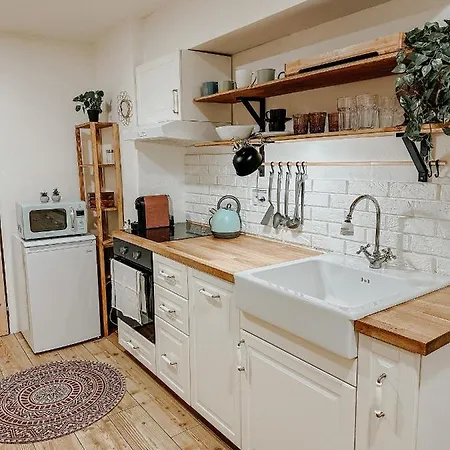 Quiet Boho Lair 10 Min To Centre Apartment *