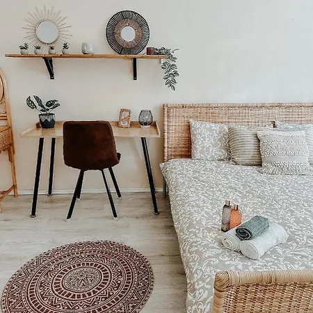 Quiet Boho Lair 10 Min To Centre Apartment