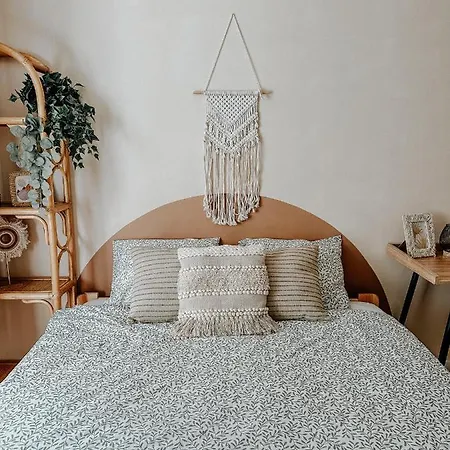 Quiet Boho Lair 10 Min To Centre Apartment Prague