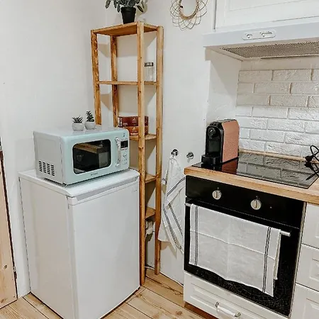Quiet Boho Lair 10 Min To Centre Apartment *