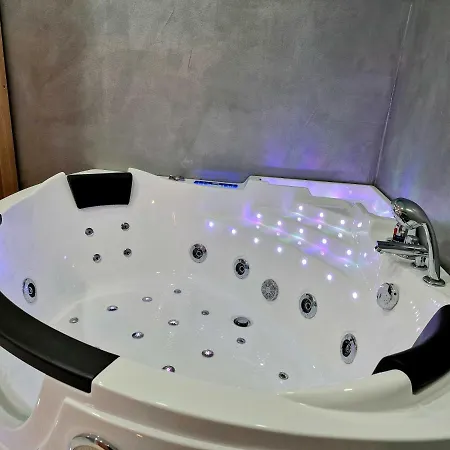 Wellness Gold With Private Sauna & Jacuzzi Apartment *