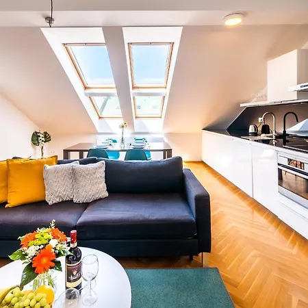 Luxurious Woodrow Wilson In Centre Apartment