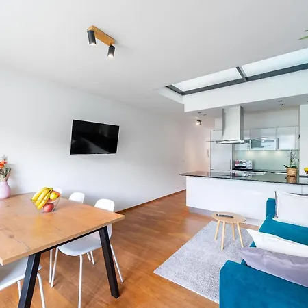 Apartment With Balcony And Parking Near The Museum Prague