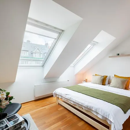 Apartment With Balcony And Parking Near The Museum Prague