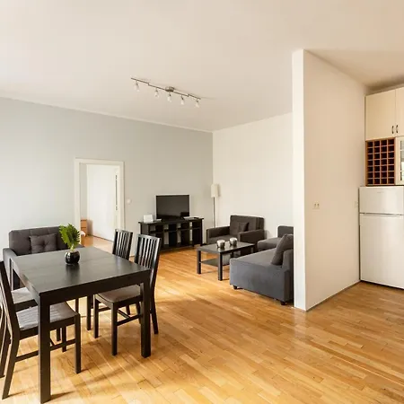 Centre Garden With Parking Apartment *