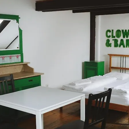 Albergue Clown And Bard *
