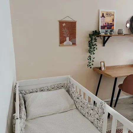 Quiet Boho Lair 10 Min To Centre Apartment Prague