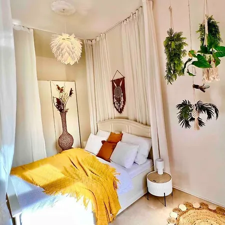 Quiet Boho Whit A Balkony Near The Center Apartment *