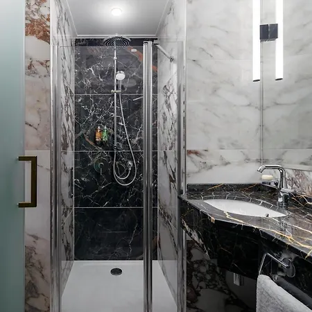 Allure & Hotell 4*