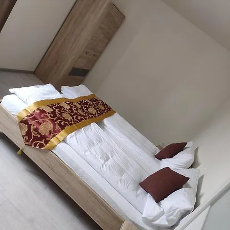 Sun-house Pension&restaurant -parkingfree- Prag