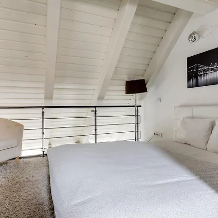 Spacious Stylish Attic In The Heart Of The Center - Karlovo Apartment