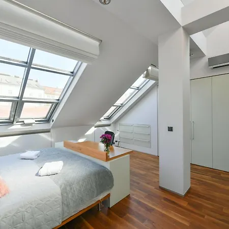 Luxury Penthouse With Sauna, Terrace, 250m2, 5bdrm, 3bthrm Appartamento Praga