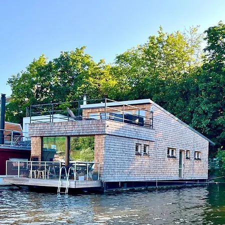 Houseboat Fred Úszó hotel *