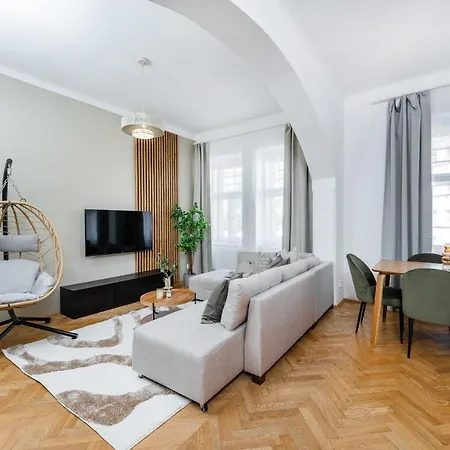 Spacious Near Center *