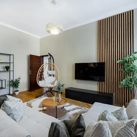 Spacious Near Center Apartment Prague