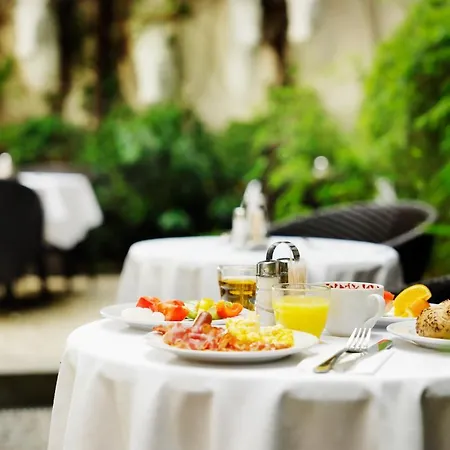 Hotel Three Crowns 3*