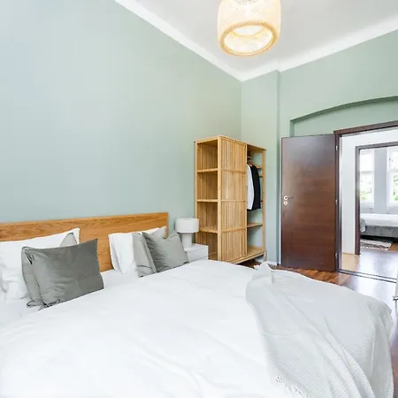 Spacious Near Center Apartment Prague