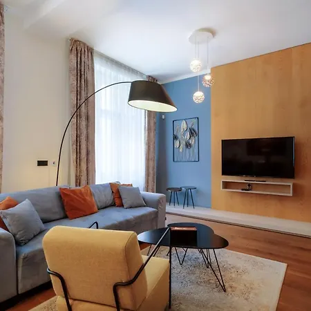 Luxury Riverside Apartment *