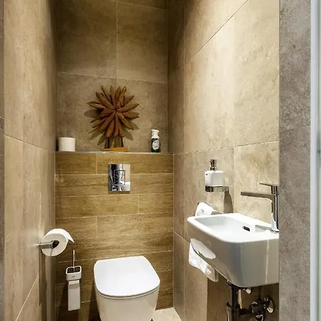 Luxury Riverside Apartment *