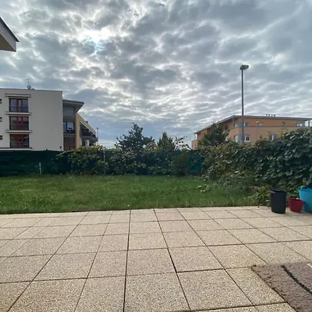Simple With Garden 15 Min From Center&airport Apartment Prague
