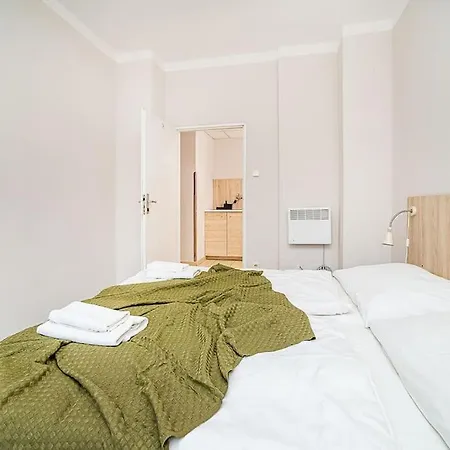 Bright 2 Bed With Big Terrace By Tram Prague