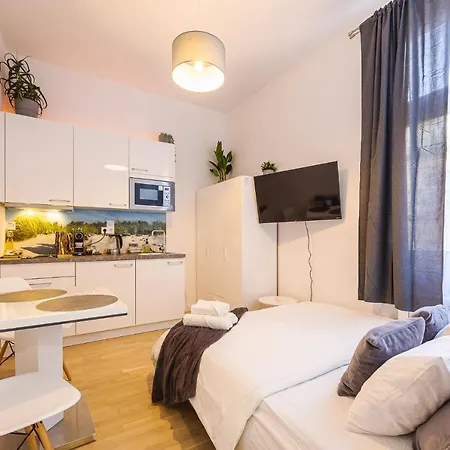 Cozy In City Center Apartment *