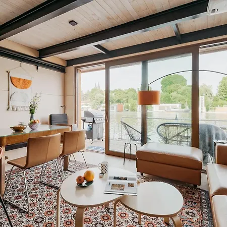Houseboat Fred