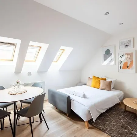 B.o.b. Klimentska Apartment *