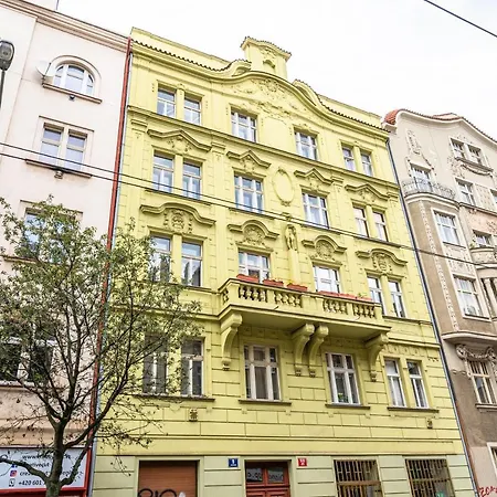 Jaromirova 9 Apartment