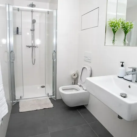 Free Parking- Newly Built Apartment