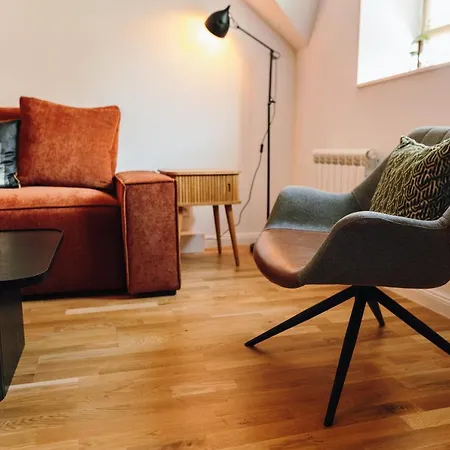 Modern Mezzanine At Jecna St Apartmán