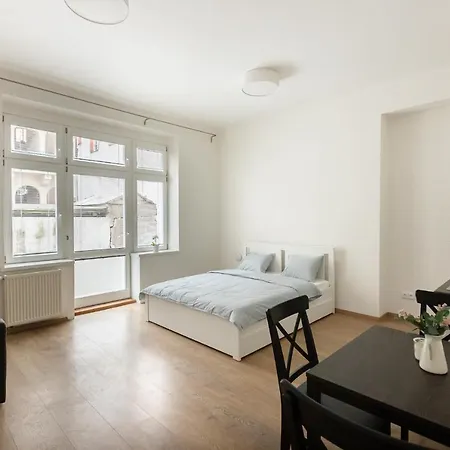 Apartment Cozy In Quiet Courtyard Near Charles Bridge *