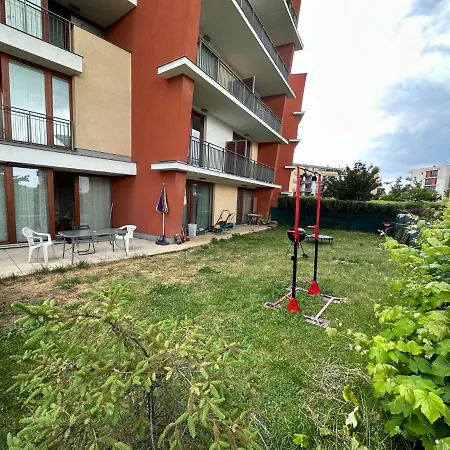 Simple With Garden 15 Min From Center&airport Apartment