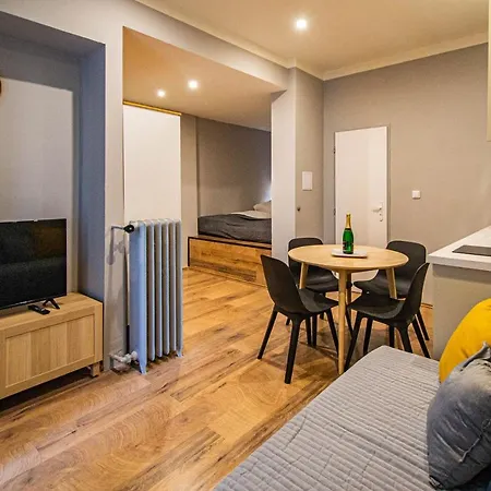 Cozy In The Main Center Apartment