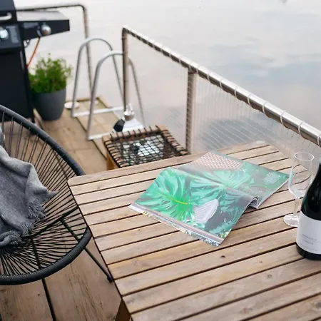 Houseboat Fred 보트호텔 *