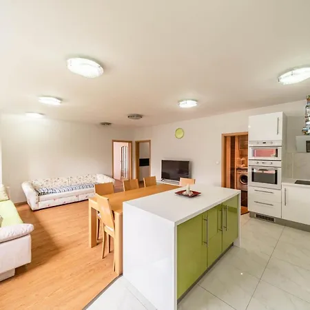 Krasne Ubytovani S Balkonem Apartment *