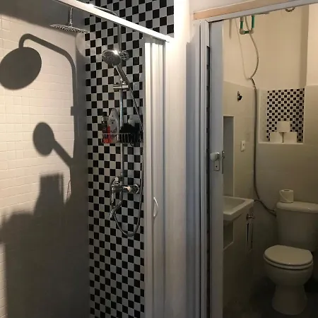 Fun Tiki Vibe / Charles Bridge / Netflix Prague