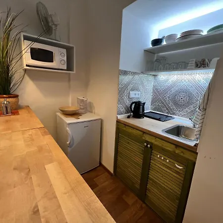 Fun Tiki Vibe / Charles Bridge / Netflix Prague