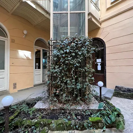 Fun Tiki Vibe / Charles Bridge / Netflix Apartment *