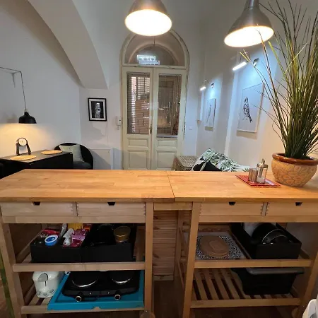Fun Tiki Vibe / Charles Bridge / Netflix Apartment *