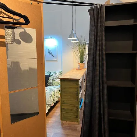Fun Tiki Vibe / Charles Bridge / Netflix Apartment