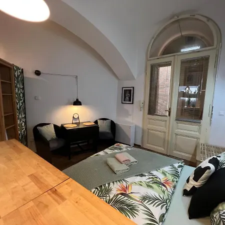 Fun Tiki Vibe / Charles Bridge / Netflix Apartment *