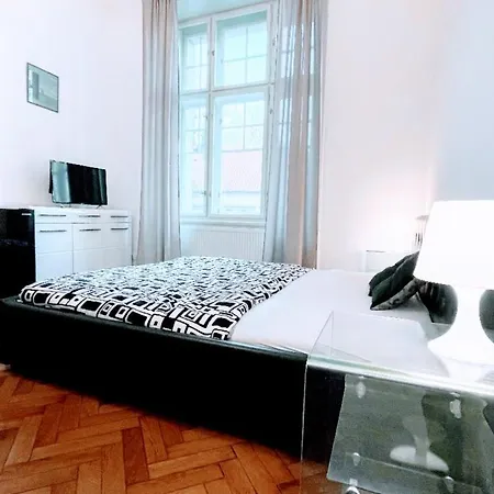 Black & White Flat For 2 / Peaceful / Jewish Quarter Apartment
