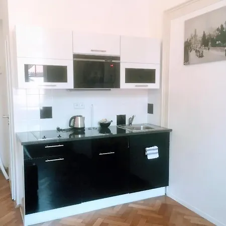 Black & White Flat For 2 / Peaceful / Jewish Quarter Prague