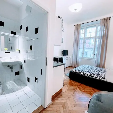 Apartment Black & White Flat For 2 / Peaceful / Jewish Quarter *
