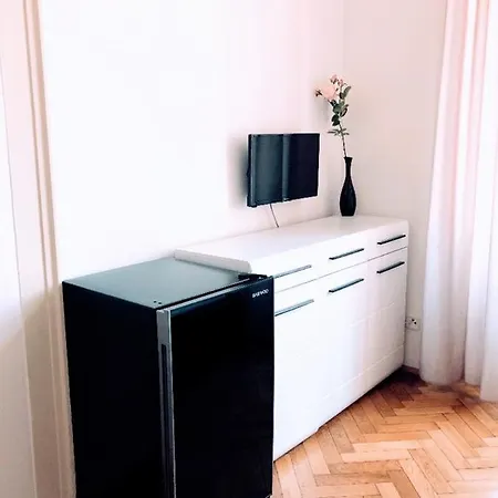 Black & White Flat For 2 / Peaceful / Jewish Quarter Apartment Prague