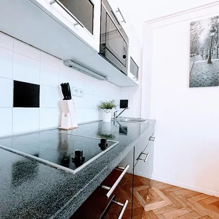 Black & White Flat For 2 / Peaceful / Jewish Quarter Prague