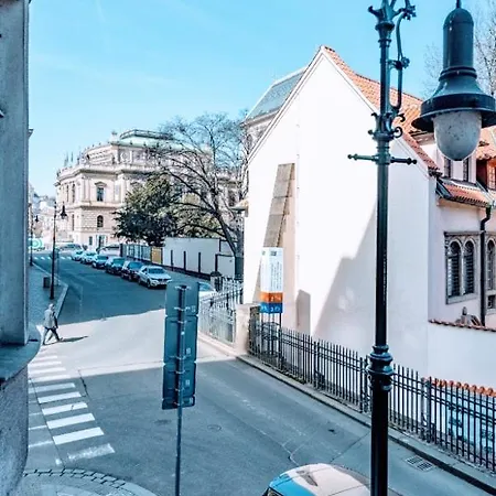 Black & White Flat For 2 / Peaceful / Jewish Quarter Apartment Prague