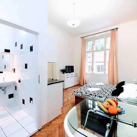Black & White Flat For 2 / Peaceful / Jewish Quarter